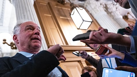 Tim Kaine é um dos oito senadores que votaram ao lado dos republicanos.