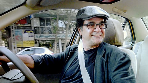 Jafar Panahi em Taxi (2015), filme em que surge também como ator.