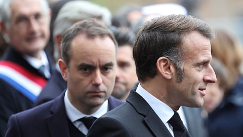 Sébastien Lecornu (atrás) sacrificou a reforma-chave do presidente Emmanuel Macron.