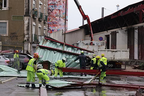Uma das ocorrências em Lisboa foi a queda de parte do telhado da estação ferroviária de Santa Apolónia.