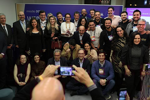 Foto com os vencedores e vencedoras do concurso.