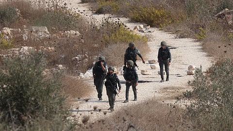 Ministro alega que há queixas de soldados contra a rádio, diretor da estação diz que esta beneficia militares.