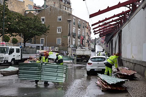 O vento forte registado esta quarta-feira na região de Lisboa causou estragos e arrancou parte do telhado da estação de Santa Apolónia.