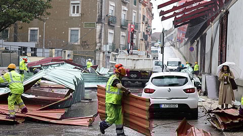 Vento arranca telhado da estação de Santa Apolónia. Há danos em vários carros