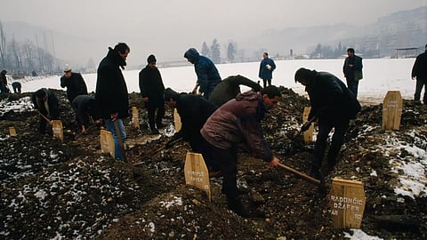 Civis mortos são enterrados durante o Cerco de Sarajevo em março de 1992. 
 
