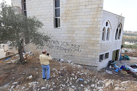 Uma mesquita foi vandalizada por colonos na Cisjordânia.