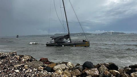 Duas pessoas resgatadas de veleiro encalhado no Tejo, na zona da ribeira do Jamor, em Oeiras