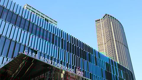 Polícia imobiliza homem armado com uma faca na estação de Montparnasse, em Paris. Há registo de dois feridos 