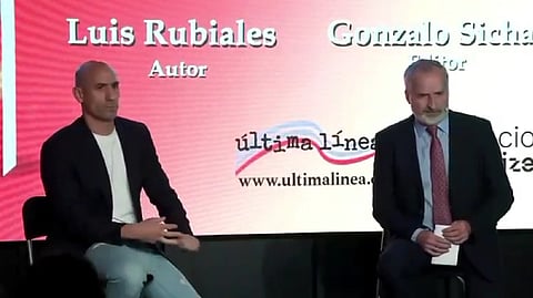 Atacado com ovos. Rubiales alvo da ira do tio na apresentação do livro sobre caso do beijo a Jenny Hermoso (com vídeo)