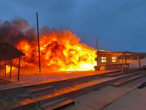 PJ investiga incêndio que destruiu totalmente o bar Salty Club na Costa da Caparica