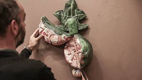 Figo, escultura de suspensão em faiança das Caldas, da autoria de Paula Rego, lançada em 2017. É o número 30 de uma série de 125. 