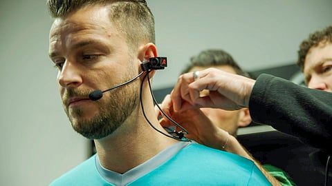 O árbitro Jarred Gillett foi o primeiro a usar a Ref Cam durante um jogo da Premier League.