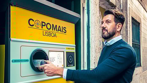 Rui Quadrado, da TOMRA, junto à máquina de devolução automática.