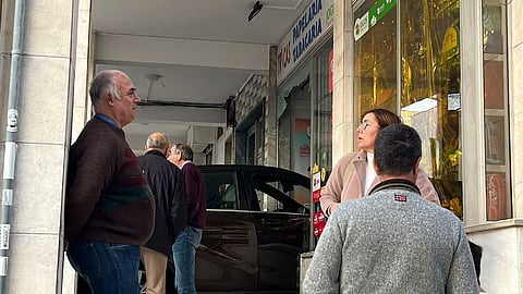 Carro entra por papelaria na Bobadela