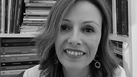 Carla Pais nasceu em Leiria e vive em França.