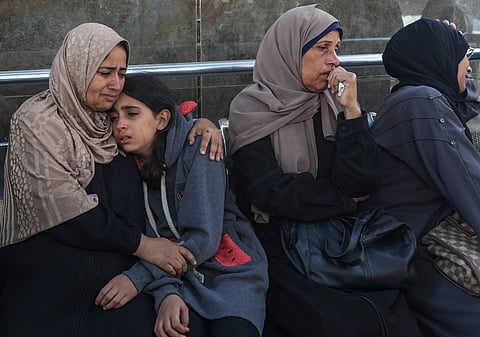 Palestinianas choram a morte dos seus familiares nos ataques levados a cabo esta quinta-feira.