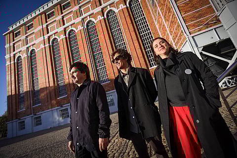 Ao centro, Eduardo Corales, com Pedro Alonso e Alejandra Celedón.
