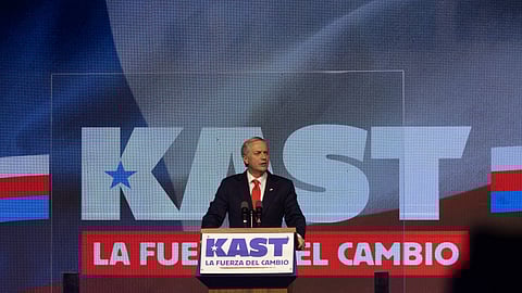 José António Kast ficou atrás da comunista Jeannete Jara na primeira volta no Chile, mas é favorito à segunda. Se vencer fará pender o país para a direita.