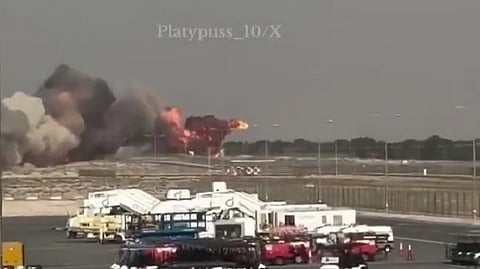 Avião da Força Aérea da Índia cai durante espetáculo aéreo no Dubai e provoca a morte do piloto (com vídeo)