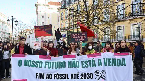 "Sem futuro não há paz". Mais de 200 marcham em Lisboa pedindo fim dos combustíveis fósseis até 2030