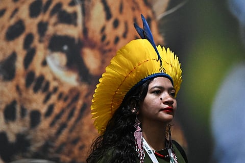 Uma mulher indígena no Centro de Convenções Hangar, onde se realizou a COP30, em Belém, no Brasil. 