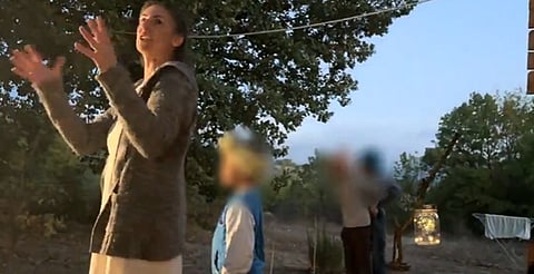 Liberdade educativa ou negligência? Itália dividida sobre retirada de crianças a casal que vive na floresta