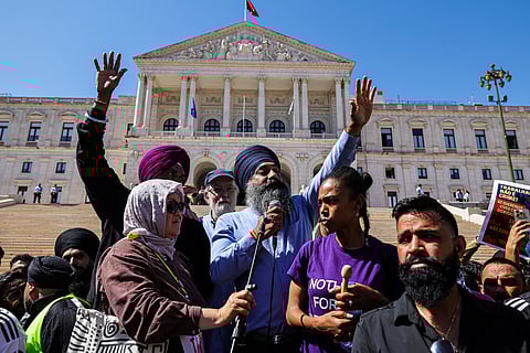 Imigrantes realizaram um protesto em frente ao prédio da Assembleia da República em setembro.