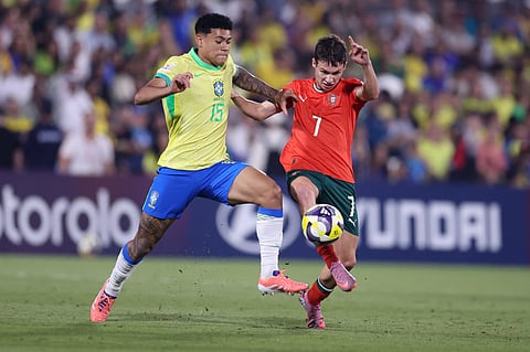 Luís Pacheco e Duarte Cunha na luta pela bola. 