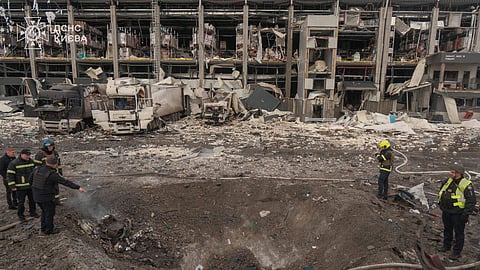 Ataque russo a Kiev faz seis mortos. "Putin deu a sua resposta terrorista às propostas de paz dos EUA"