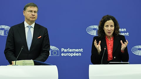 Valdis Dombrovskis, comissário europeu da Economia, e Roxana Minzatu, vice-presidente da CE para as Qualificações. Estrasburgo, 25 de novembro de 2025.