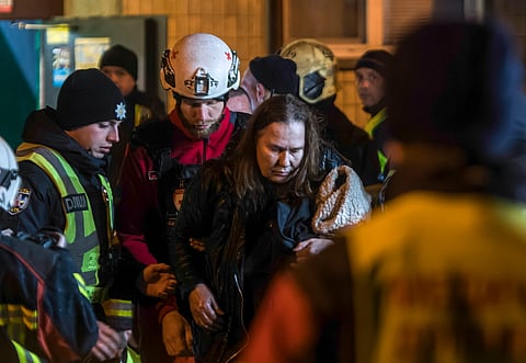 Dezenas de pessoas tiveram de abandonar as suas casas após um ataque russo atingir um edifício residencial de nove andares em Kiev.