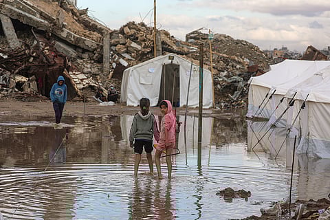 Chuvas torrenciais inundam as tendas dos refugiados na cidade de Gaza, agravando situação humanitária.