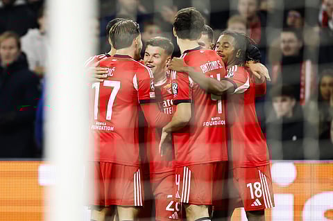 Benfica vence Ajax em Amesterdão em duelo entre equipas à procura de tirar a barriga de misérias na Champions