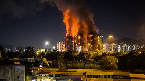 Sobe para 36 número de mortos em grande incêndio num complexo residencial em Hong Kong