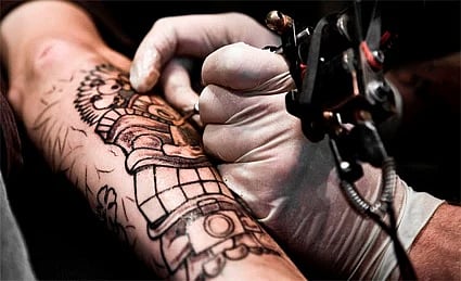 Estudo descobre efeitos prejudiciais das tatuagens no sistema imunitário
