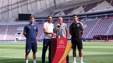 Bino Maçães, selecionador nacional, e Rafael Quintas, capitão português (lado esquerdo), com o troféu e o técnico dos austríacos Hermann Stadler e o capitão Jakob Pokorny.