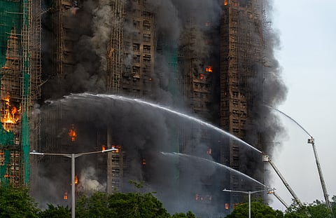 Grande incêndio num complexo residencial em Hong Kong faz pelo menos quatro mortos