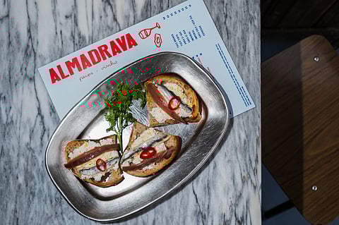 Tiborna de requeijão com anchovas e biqueirão do Almadrava.