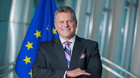 Sefcovic é conhecido por usar gravatas com um lenço na lapela a condizer.