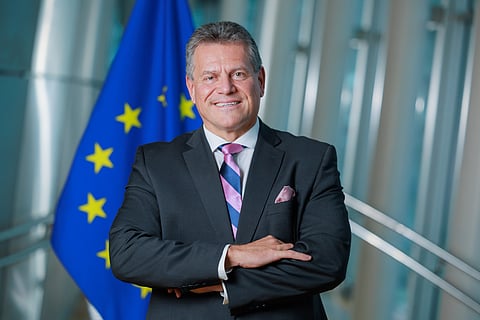 Sefcovic é conhecido por usar gravatas com um lenço na lapela a condizer.