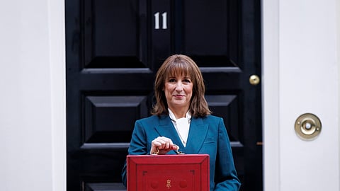 Rachel Reeves com a pasta vermelha do Orçamento à saída da residência oficial, o número 11 de Downing Street.