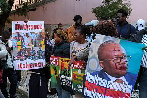 Manifestantes em Lisboa denunciam o que dizem ser um “golpe encenado” pelo presidente cessante.