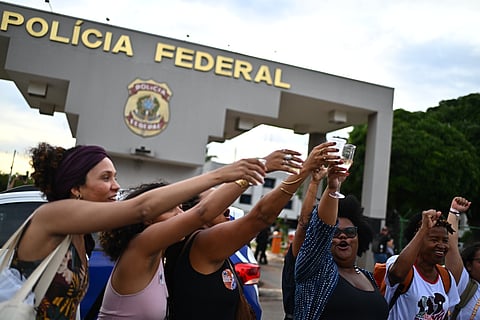 Populares festejam prisão de Bolsonaro em Brasília.