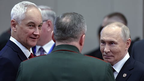 Putin e o seu ministro da Defesa Andrey Belousov durante a cimeira da Organização do Tratado de Segurança Coletiva, no Quirguistão.