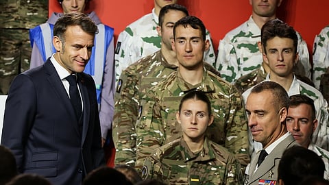 Macron reúne-se com militares após apresentar um novo plano nacional para o serviço militar, na base de Varces, nos Alpes franceses.