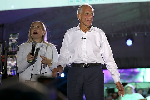 Nasry Asfura com a mulher, Lissette del Cid Fernández de Asfura, no encerramento da campanha, em Tegucigalpa.