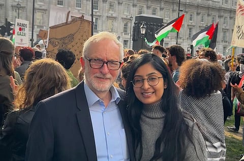 Jeremy Corbyn e Zarah Sultana, num protesto pro-palestiniano, antes de começarem os problemas. 