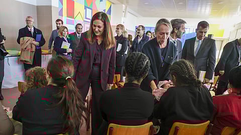 Ministra da Justiça, Rita Alarcão Júdice, e a artista Fernanda Fragateiro, junto da reclusas na Casa das Mães da prisão de Tires.