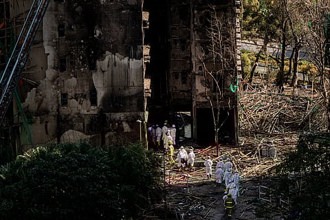 Novo balanço aponta para 151 mortos no incêndio do complexo habitacional em Hong Kong. Detidas 13 pessoas