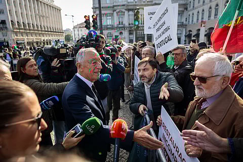 Marcelo Rebelo de Sousa, Presidente da República, junto de  manifestantes com cartazes alusivos a Olivença 